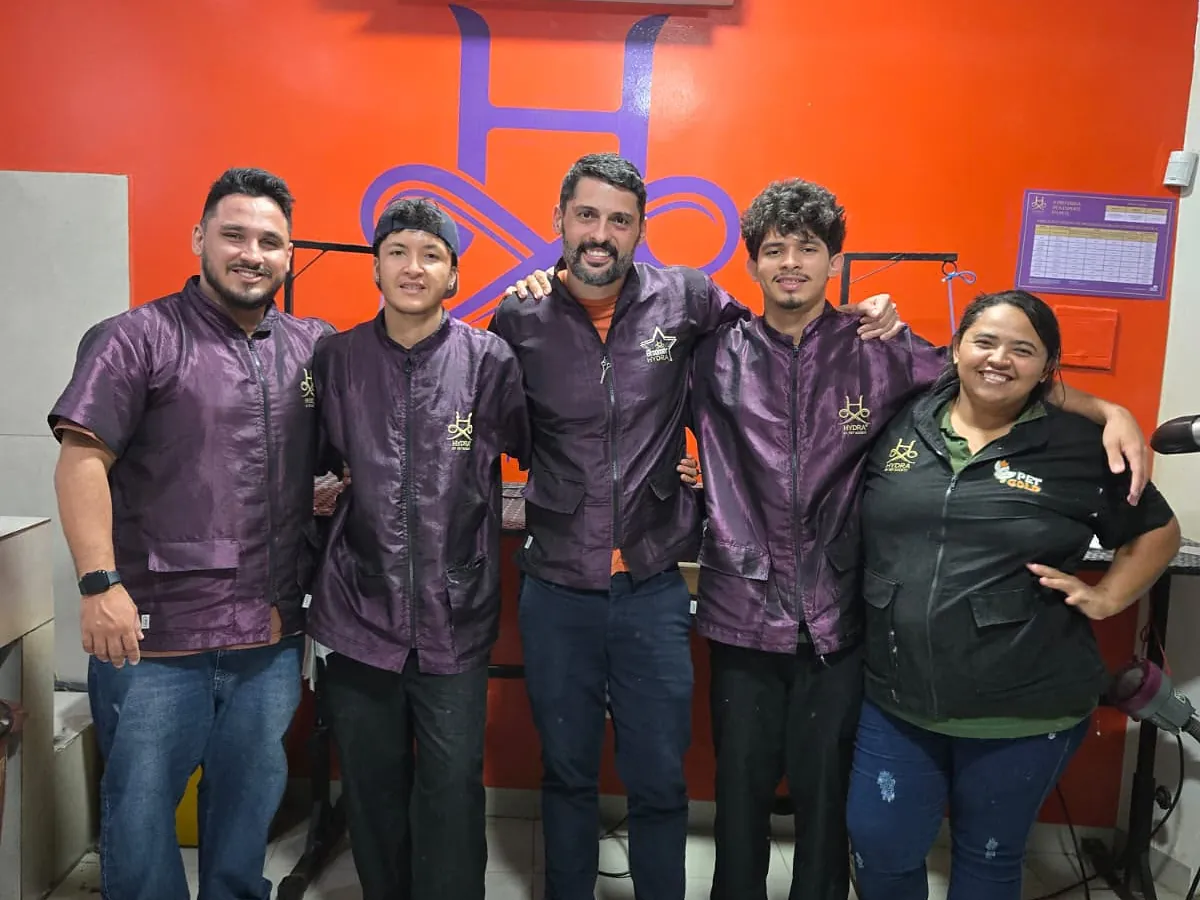 Equipe do Espaço Vila Animal de uniforme roxo